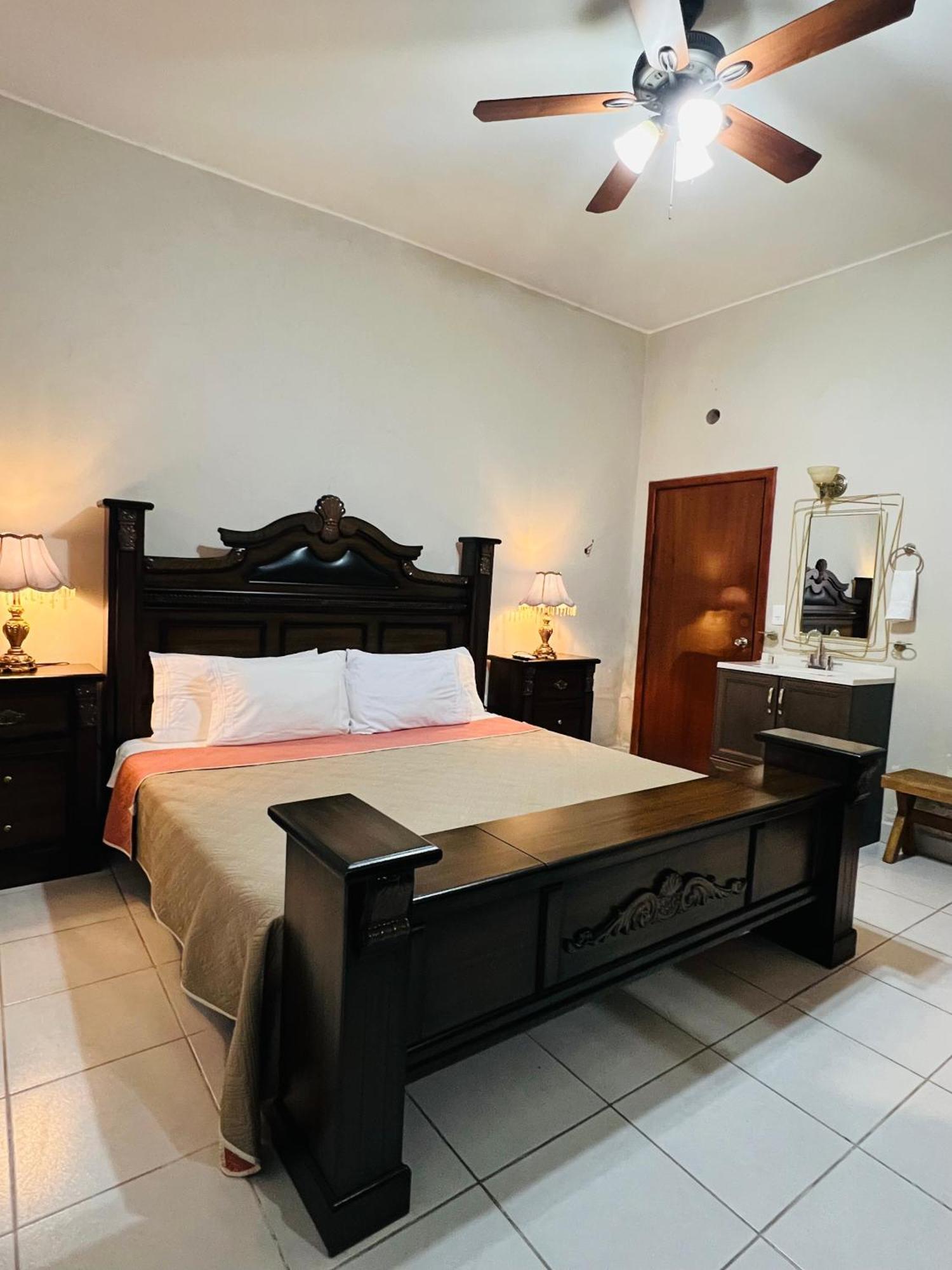Hosteria Casa Marquez León Kültér fotó
